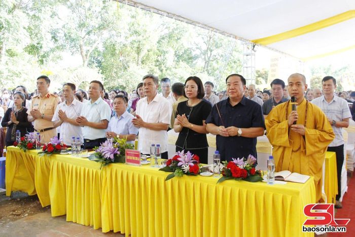 Các đại biểu cùng tăng ni, phật tử thực hiện nghi thức dâng hương, tụng niệm. 