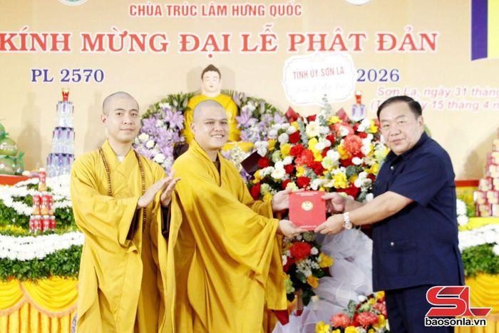 Đồng chí Phó Bí thư Tỉnh ủy tặng hoa và quà chúc mừng Ban trị sự Giáo hội Phật giáo Việt Nam tỉnh Sơn La.