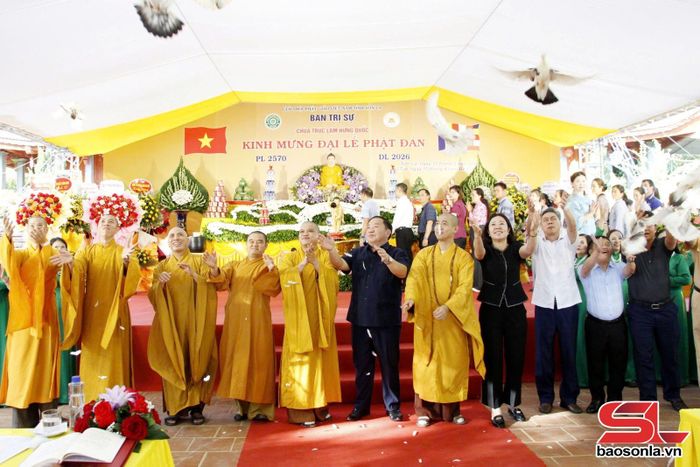 Các đại biểu thực hiện nghi thức thả chim cầu nguyện.
