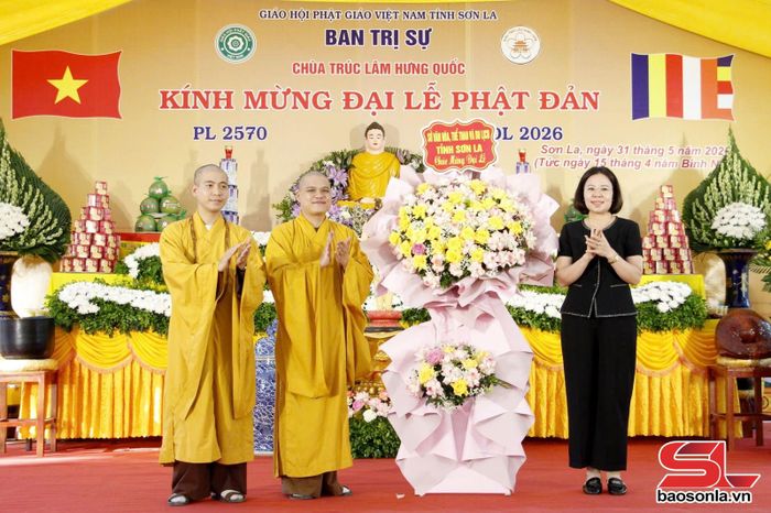 Lãnh đạo Sở Văn hóa, Thể thao và Du lịch tặng hoa chúc mừng Ban trị sự Giáo hội Phật giáo Việt Nam tỉnh Sơn La.