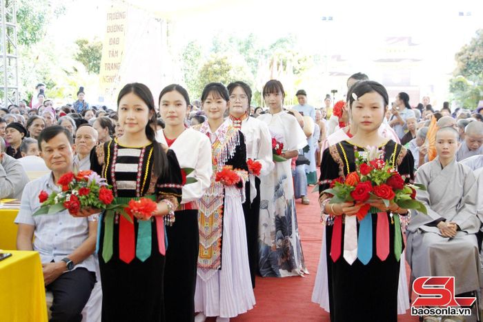 Nghi thức dâng hoa mừng Đại lễ.