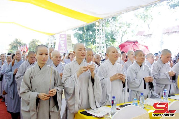 Các tăng ni, phật tử tụng niệm tại Đại lễ.