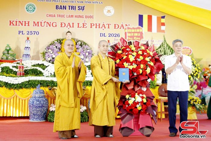 Lãnh đạo Ban Tuyên giáo và Dân vận Tỉnh ủy tặng hoa chúc mừng Ban trị sự Giáo hội Phật giáo Việt Nam tỉnh Sơn La.
