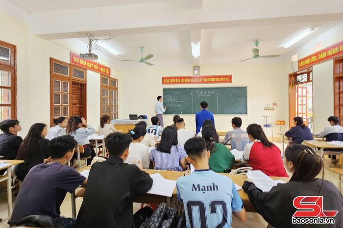 Giờ ôn thi tốt nghiệp của thầy và trò Trường THTP Co Mạ