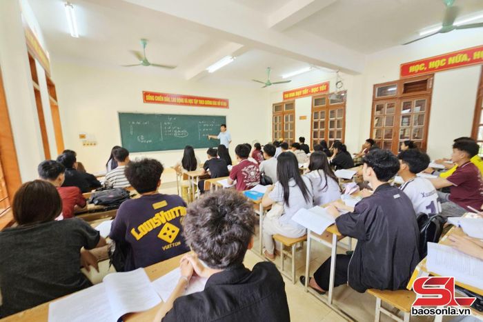 Giờ ôn thi tốt nghiệp của thầy và trò Trường THTP Co Mạ