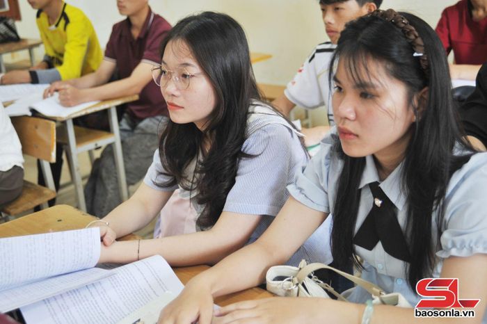 Học sinh Trường THPT Co Mạ tích cực ôn thi tốt nghiệp
