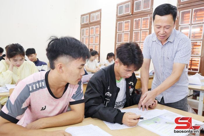 Giáo viên Trường THTP Bình Thuận hỗ trợ học sinh ôn thi tốt nghiệp