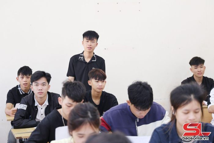 Học sinh Trường THPT Bình Thuận tích cực thảo luận nội dung ôn thi tốt nghiệp
