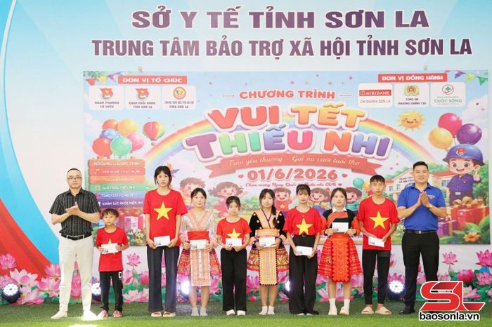 Bệnh viện Đa khoa Cuộc sống tặng quà cho thiếu nhi tại Trung tâm Bảo trợ xã hội tỉnh.