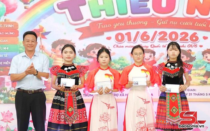 Lãnh đạo Trung tâm Bảo trợ xã hội tỉnh khen thưởng cho thiếu nhi, học sinh có thành tích xuất sắc trong năm học 2025-2026.