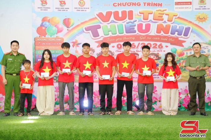 Công an phường Chiềng Cơi tặng quà cho thiếu nhi tại Trung tâm Bảo trợ xã hội tỉnh.