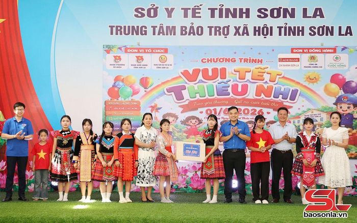 Đoàn khối UBND tỉnh tặng quà 1/6 cho thiếu nhi tại Trung tâm Bảo trợ xã hội tỉnh.