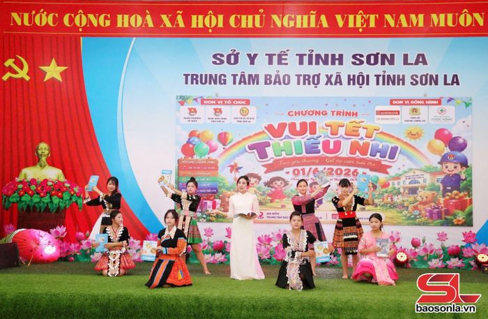 Một tiết mục văn nghệ trong chương trình "Vui Tết thiếu nhi" tại Trung tâm Bảo trợ xã hội tỉnh..