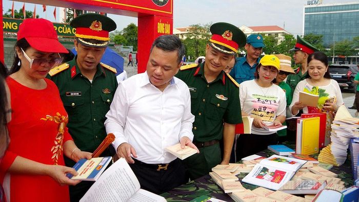 Đồng chí Phó Chủ tịch UBND tỉnh Đỗ Hùng Đức tham quan gian trưng bày sách pháp luật.