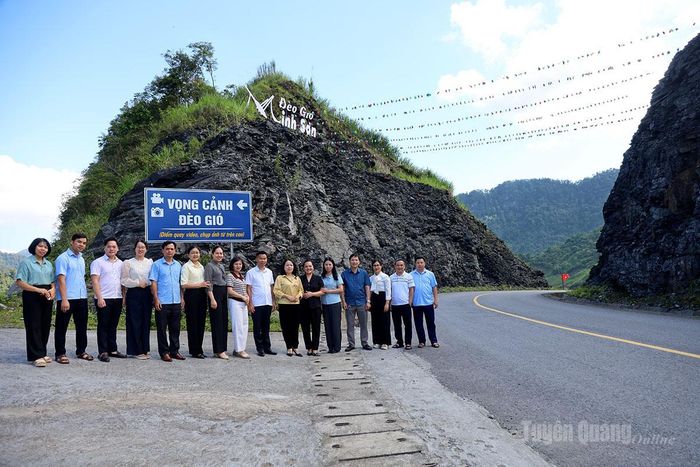 Đoàn công tác khảo sát điểm check-in, điểm dừng chân phục vụ phát triển du lịch cộng đồng tại khu vực Đèo Gió, thôn Kẹp B.