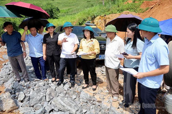 Đoàn công tác kiểm tra bãi đổ thải của Công ty Cổ phần Khoáng sản Minh Sơn.