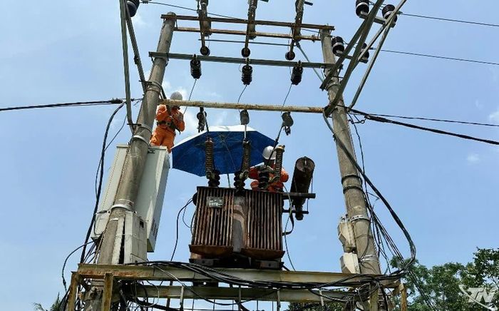 Công nhân Công ty Điện lực Thái Nguyên nỗ lực bảo đảm cấp điện an toàn, ổn định phục vụ nhân dân trong những ngày nắng nóng.