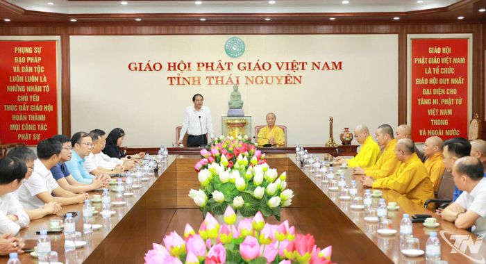 Đồng chí Bí thư Tỉnh ủy Thái Nguyên Trịnh Xuân Trường và Đoàn công tác chúc mừng Ban Trị sự Giáo hội Phật giáo Việt Nam tỉnh Thái Nguyên. Ảnh T.L