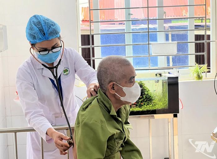Bác sĩ Bệnh viện Phổi Thái Nguyên khám, tư vấn điều trị cho bệnh nhân.