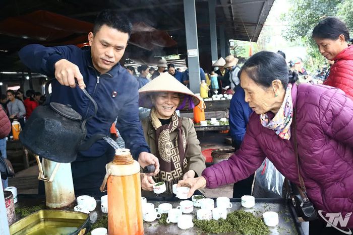 Nhiều người về chợ cũng tự nguyện cùng bà Phạm Thị Thoan lấy nước sôi phục vụ bà con.