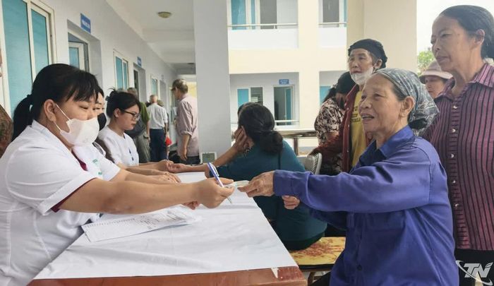 Cán bộ y tế phường Quyết Thắng khám bệnh, chăm sóc sức khỏe người dân.