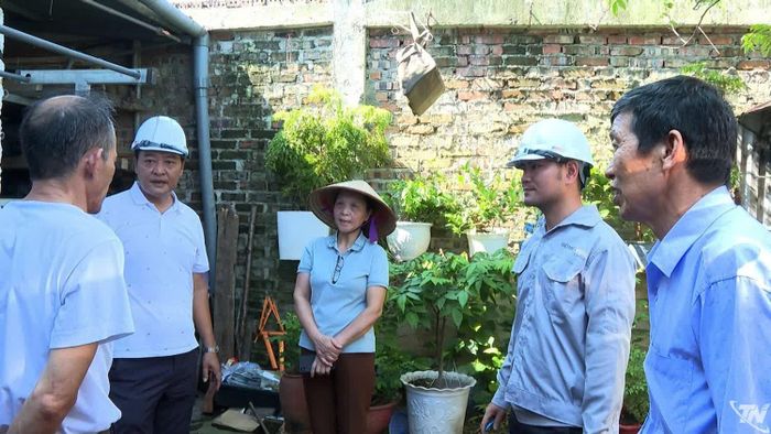 Cấp ủy Chi bộ tổ dân phố 2 (phường Linh Sơn) khảo sát thực tế, tháo gỡ vướng mắc về hệ thống thoát nước trên địa bàn.