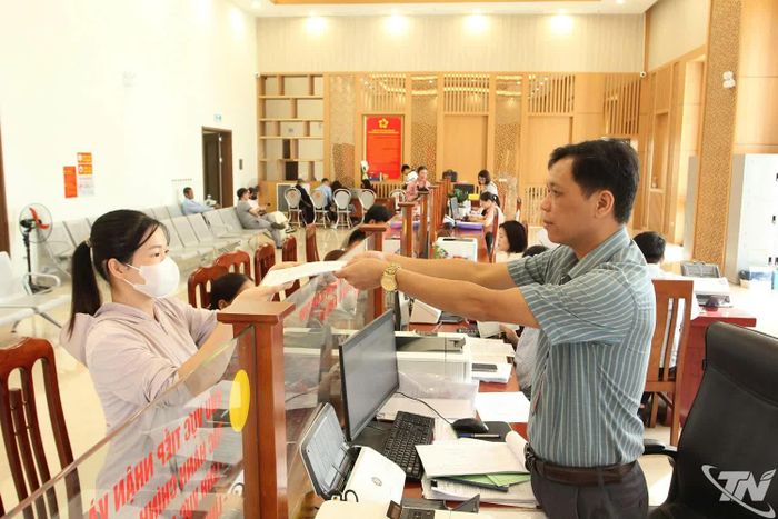 Cán bộ Trung tâm Phục vụ hành chính công phường Vạn Xuân giải quyết thủ tục hành chính cho người dân.