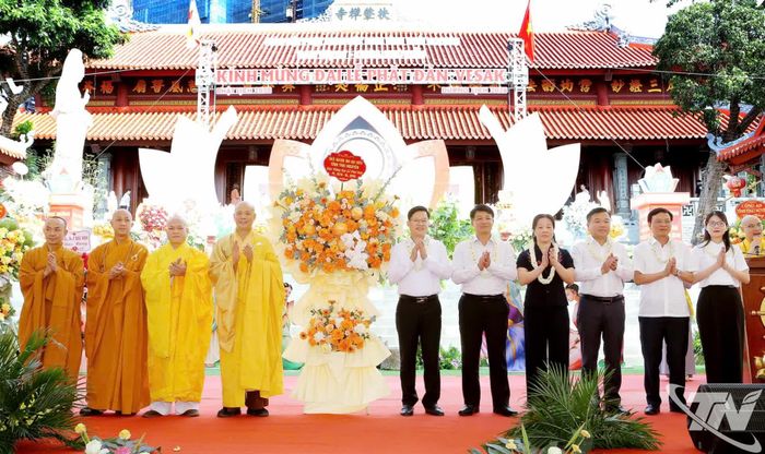 Đồng chí Đinh Quang Tuyên và các đại biểu chúc mừng Đại lễ Phật đản.