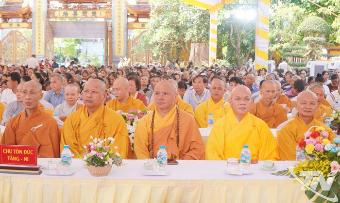Chư tôn đức tăng ni dự Đại lễ.