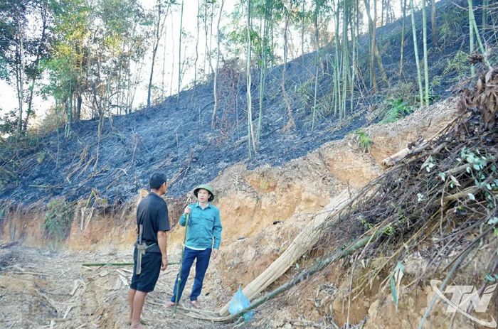 Lãnh đạo xã Bằng Thành đến hiện trường chỉ đạo công tác chữa cháy.