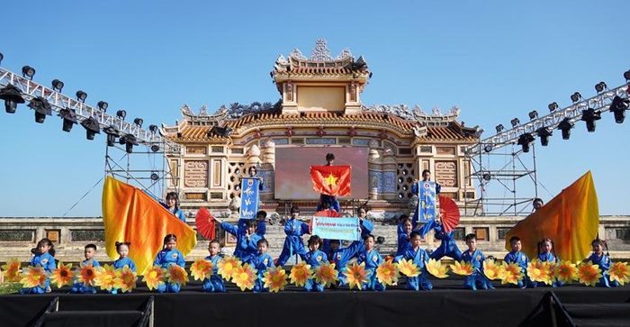Nhiều tiết mục nghệ thuật đặc sắc được các em thiếu nhi biểu diễn tại chương trình khai mạc hoạt động hè