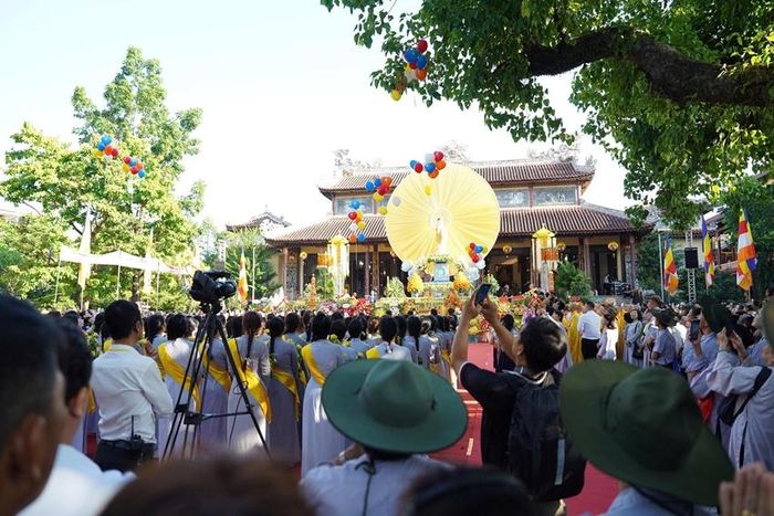 Thả bong bóng cầu nguyện cho quốc thái dân an