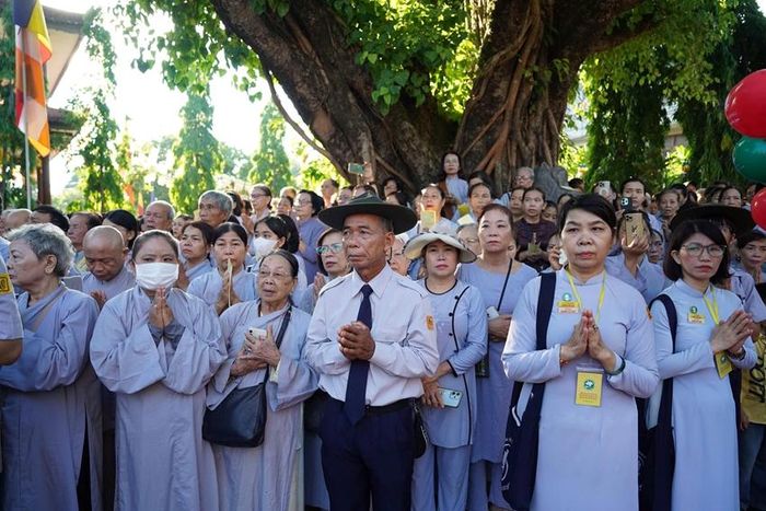 Gia đình phật tử cung kính đức Phật