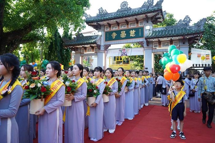 Có hàng trăm người tham gia tại lễ chính và hàng ngàn người theo dõi qua livestream