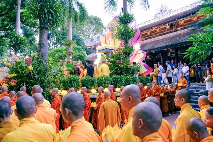 Chư tôn giáo phẩm tham dự lễ Mộc Dục tại quốc tự Diệu Đế.