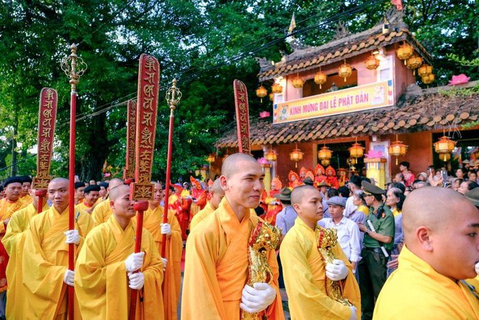 Lễ rước Phật bắt đầu từ quốc tự Diệu Đế.