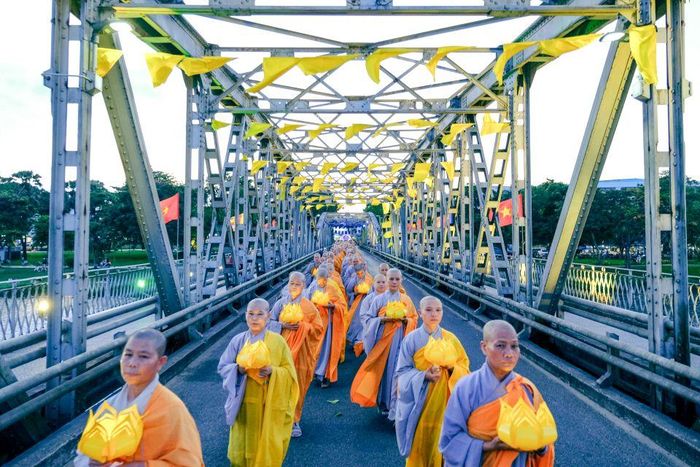 Tăng ni đi qua cầu Trường Tiền.