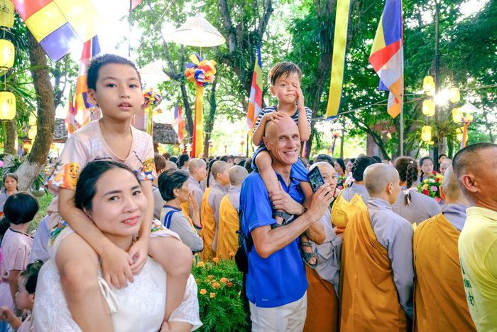 Du khách trong và ngoài nước tham dự buổi lễ.