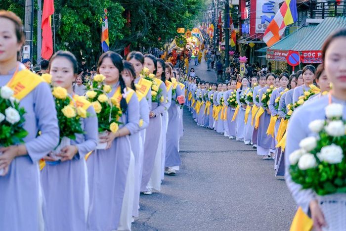Phật tử trong lễ rước Phật tại đường Bạch Đằng.