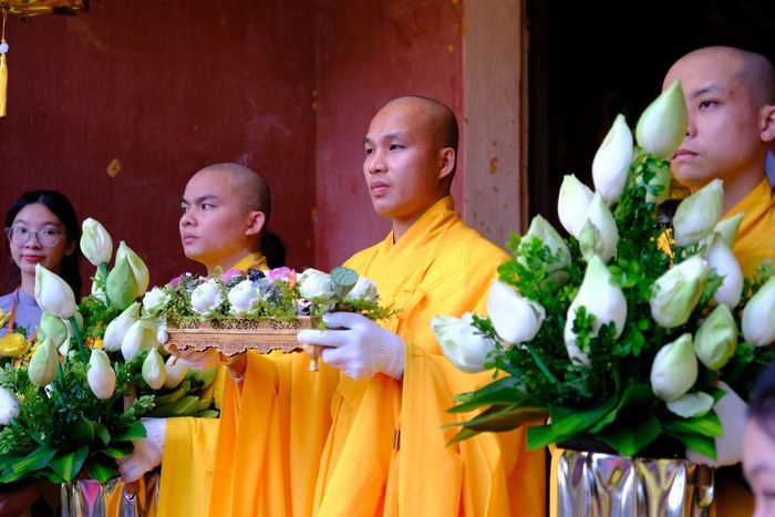 Chư tôn giáo phẩm tham dự.
