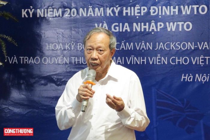 Ông Lương Văn Tự, Nguyên Thứ trưởng Bộ Thương mại (nay là Bộ Công Thương), Trưởng đoàn đàm phán của Việt Nam gia nhập WTO chia sẻ tại buổi gặp mặt