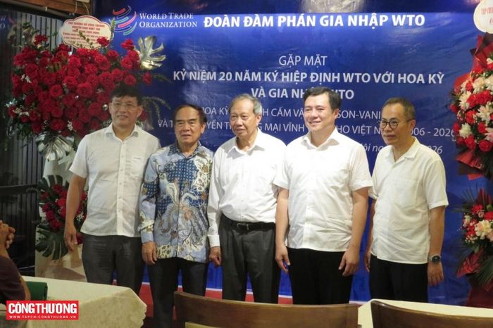 Thứ trưởng Bộ Công Thương Nguyễn Sinh Nhật Tân cùng các đại biểu tham dự buổi gặp mặt kỷ niệm 20 năm Việt Nam - Hoa Kỳ ký thỏa thuận song phương về việc Việt Nam gia nhập WTO và Việt Nam ký kết gia nhập WTO