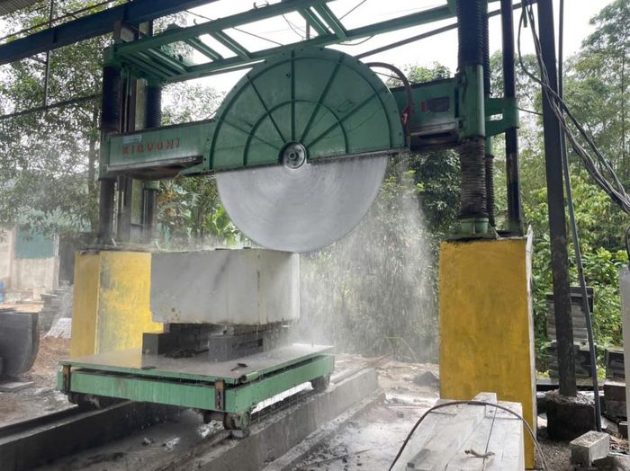  Máy cắt đá công nghệ Nhật Bản tại Công ty TNHH Thương mại dịch vụ Trọng Kim góp phần giảm hao hụt nguyên liệu, nâng cao độ chính xác trong chế tác đá Granite. (ảnh: Hoàng Dương) 