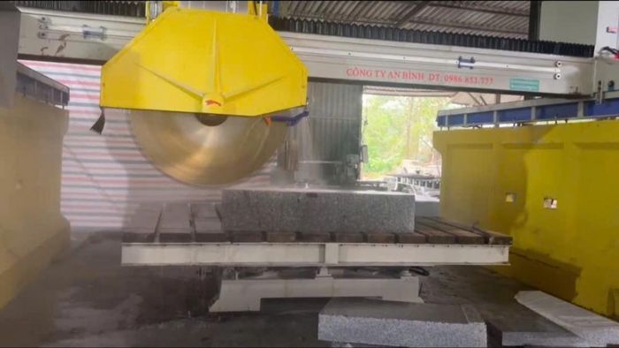  Công nhân Công ty TNHH MTV Nhất Long Quảng Trị vận hành dây chuyền gia công đá Granite sau gần 7 tháng đưa thiết bị mới vào hoạt động. (ảnh: Hoàng Dương) 