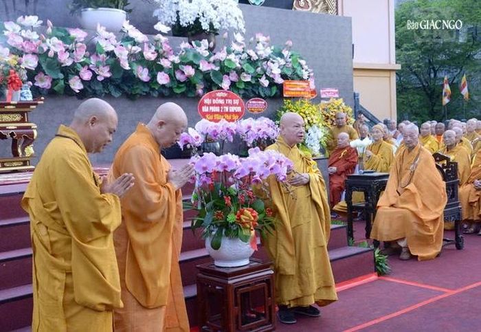 Trưởng lão Hòa thượng Thích Thiện Nhơn trao hoa cúng dường