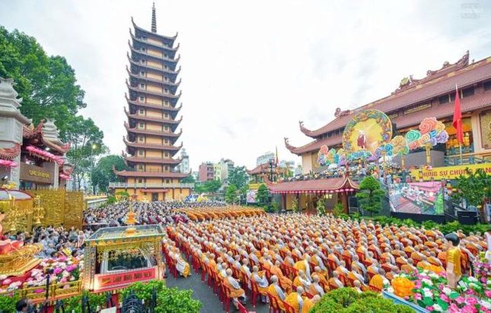 Quang cảnh Đại lễ Phật đản Phật lịch 2570 tại Việt Nam Quốc Tự