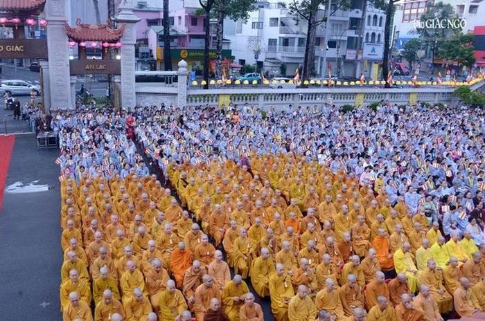Hàng ngàn Tăng Ni, Phật tử tham dự Đại lễ Phật đản, tại Việt Nam Quốc Tự