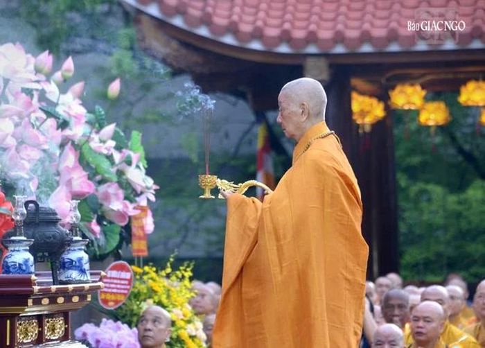 Đức Pháp chủ niêm hương cúng dường