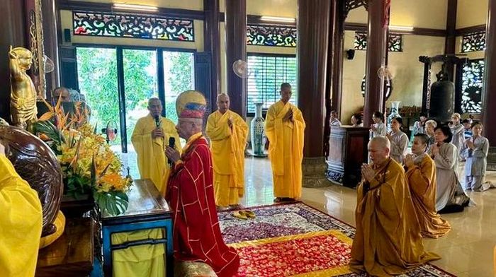 Nghi thức cúng ngọ truyền thống thiền môn trong lễ tưởng niệm húy nhật Trưởng lão Hòa thượng Thích Phước Sơn tại thiền viện Vạn Hạnh