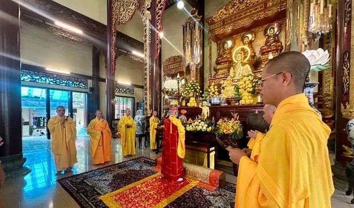 Hòa thượng Thích Huệ Chúc sám chủ Lễ cúng ngọ